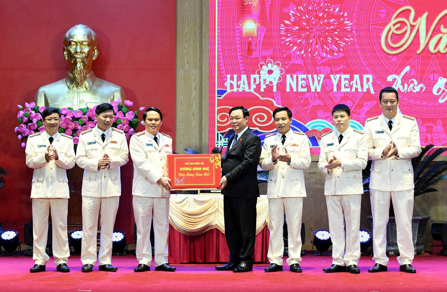 Chủ tịch Quốc hội Vương Đình Huệ thăm và chúc Tết Công an tỉnh Nghệ An ảnh 10 Chủ tịch Quốc hội Vương Đình Huệ thăm và chúc Tết Công an tỉnh Nghệ An -0