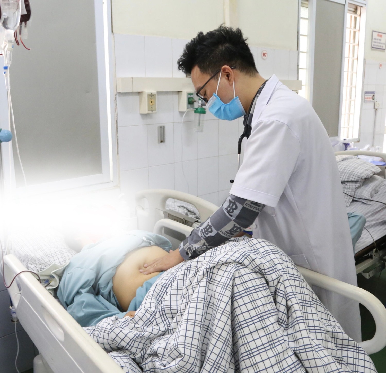 Nhập viện do ngộ độc, dị vật bã thức ăn những ngày cận Tết -0