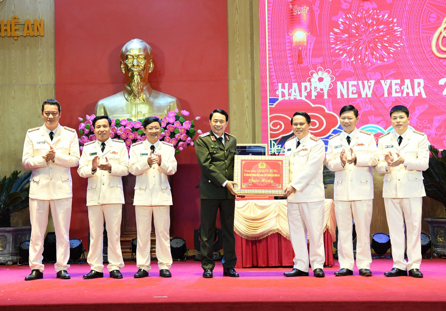 Chủ tịch Quốc hội Vương Đình Huệ thăm và chúc Tết Công an tỉnh Nghệ An ảnh 14 Chủ tịch Quốc hội Vương Đình Huệ thăm và chúc Tết Công an tỉnh Nghệ An -0
