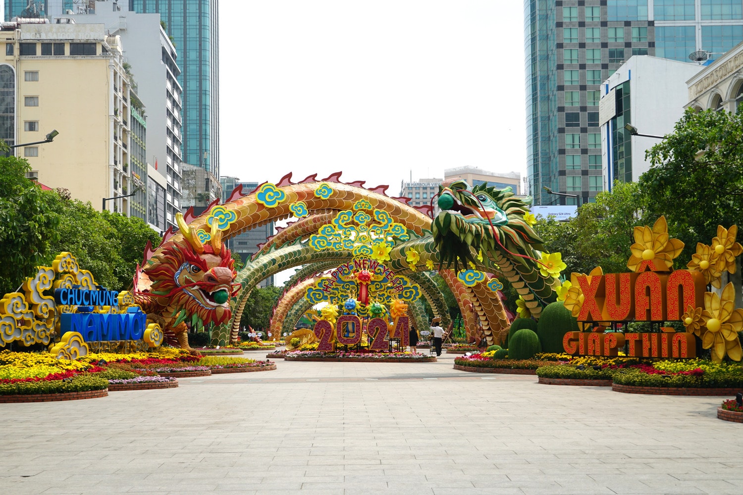 Cổng chào Đường hoa Nguyễn Huệ Tết Giáp Thìn 2024 là hình tượng “Lưỡng Long triều liên” Cổng chào Đường hoa Nguyễn Huệ Tết Giáp Thìn 2024 là hình tượng “Lưỡng Long triều liên”