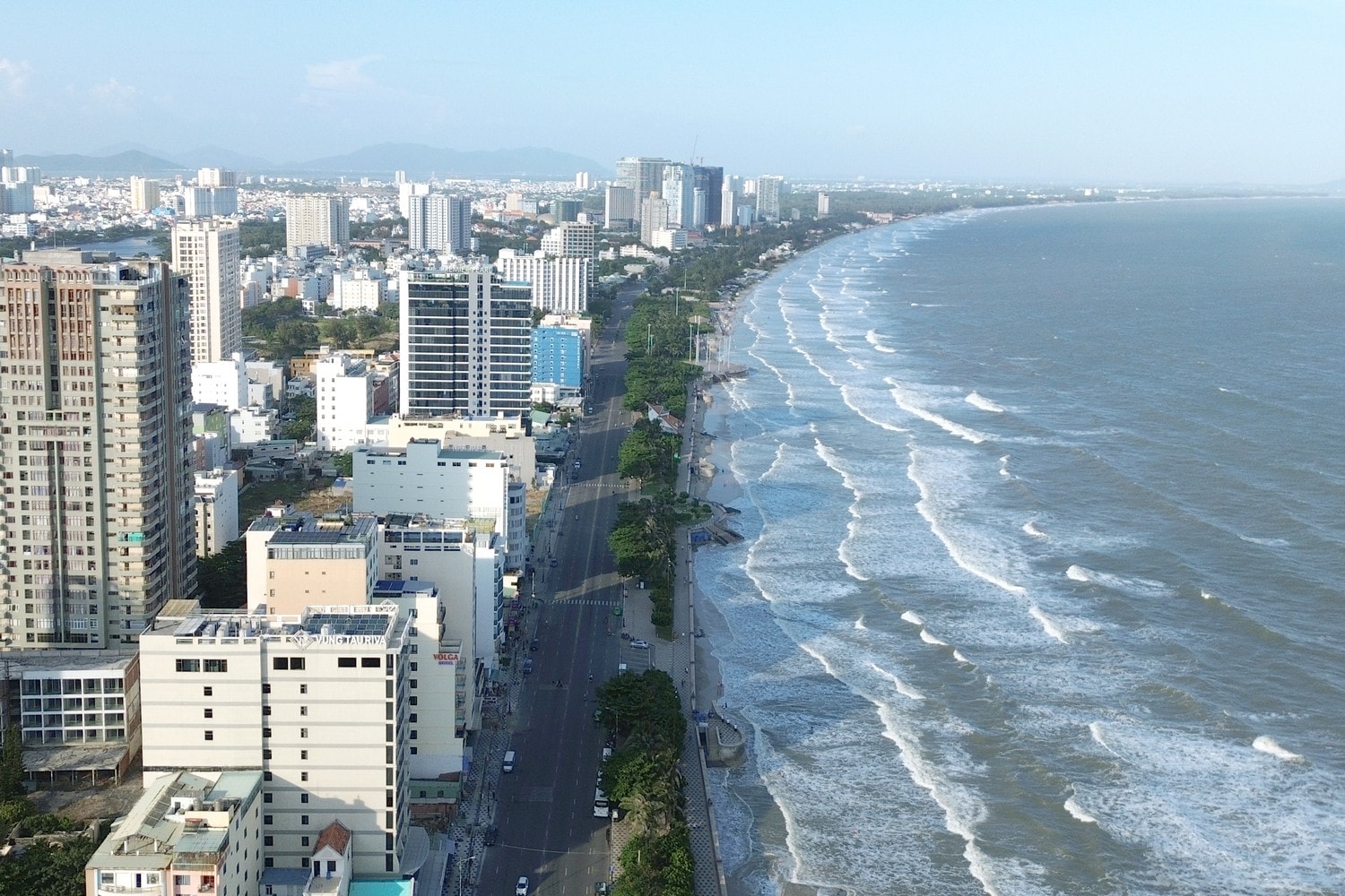 Trục đường Thùy Vân (TP Vũng Tàu) được quy hoạch với tính chất là khu du lịch, dịch vụ, thương mại, công viên công cộng, bãi biển Nhộn nhịp hoa Tết từ các tỉnh trên cả nước đổ về TP. Hồ Chí Minh
