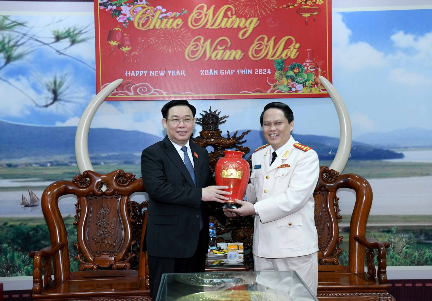 Chủ tịch Quốc hội Vương Đình Huệ thăm và chúc Tết Công an tỉnh Nghệ An ảnh 9 Chủ tịch Quốc hội Vương Đình Huệ thăm và chúc Tết Công an tỉnh Nghệ An -0