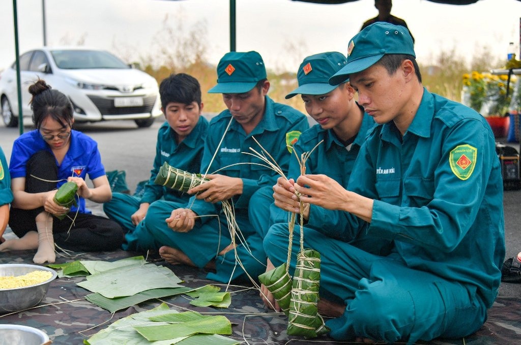 Hải đội Dân quân Kiên Giang trổ tài nấu bánh tét ăn Tết