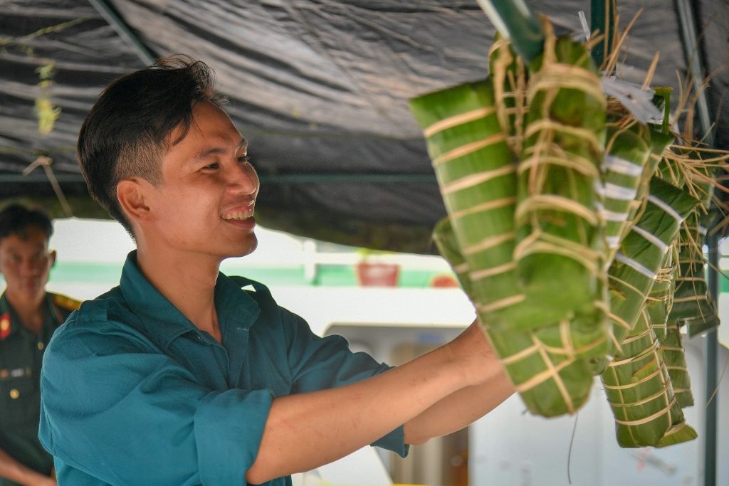 Hải đội Dân quân Kiên Giang trổ tài nấu bánh tét ăn Tết