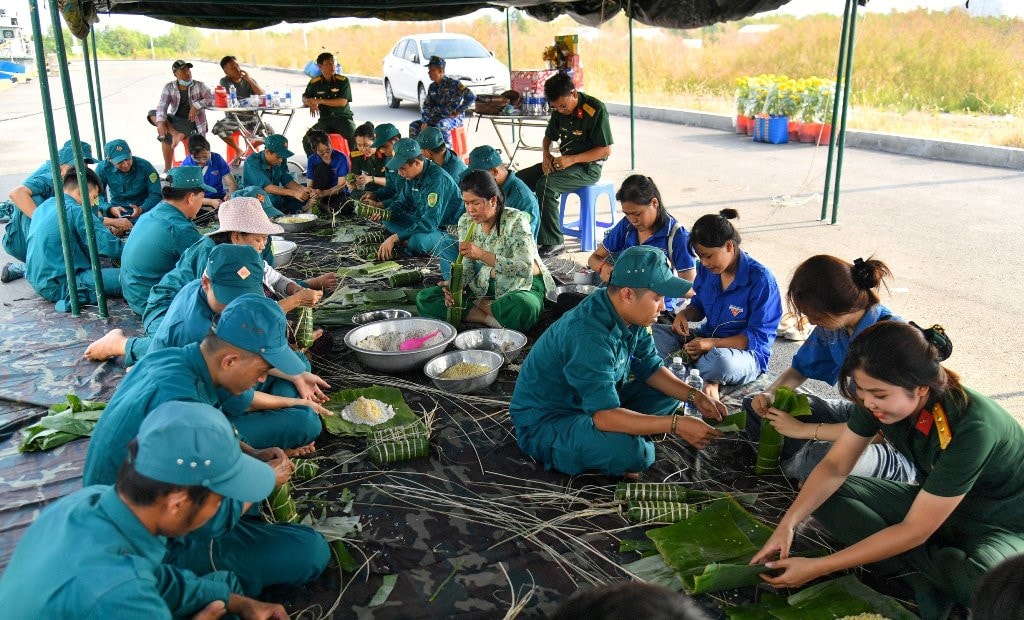Hải đội Dân quân Kiên Giang trổ tài nấu bánh tét ăn Tết