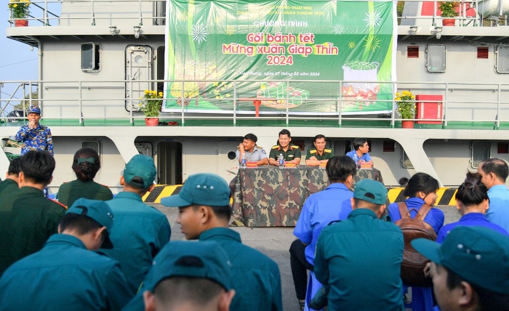 Hải đội Dân quân Kiên Giang trổ tài nấu bánh tét ăn Tết