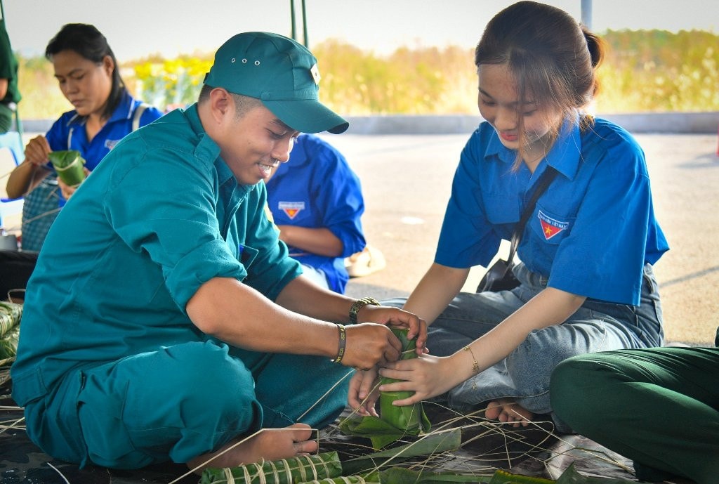 Hải đội Dân quân Kiên Giang trổ tài nấu bánh tét ăn Tết