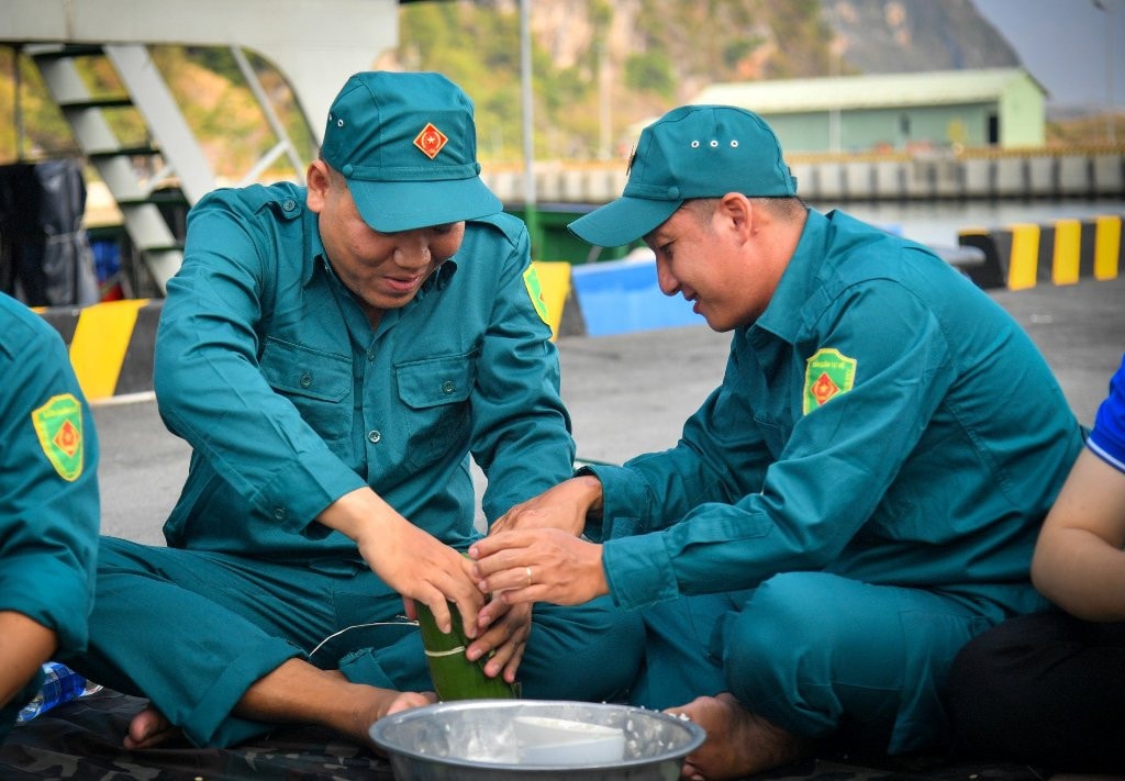 Hải đội Dân quân Kiên Giang trổ tài nấu bánh tét ăn Tết