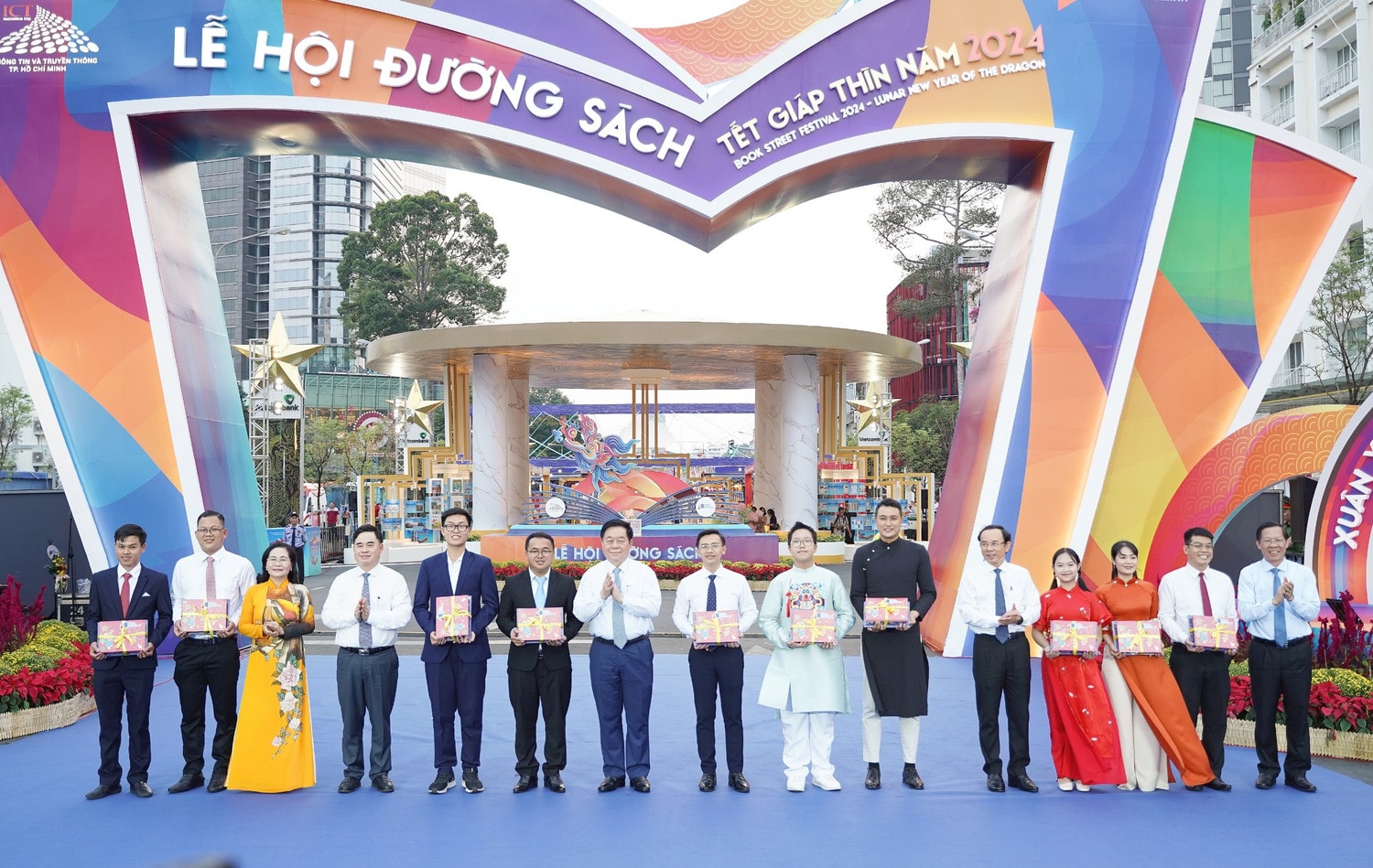 Ban tổ chức lì xì sách cho các Công dân trẻ tiêu biểu TP. Hồ Chí Minh