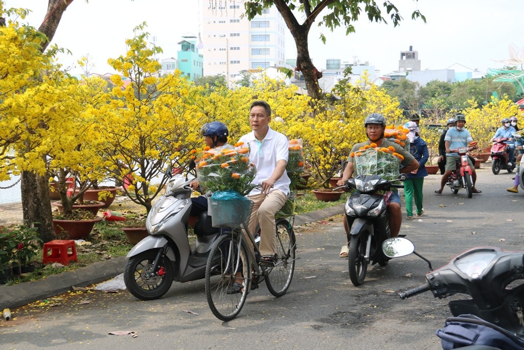 Đường hoa, kiểng trên đường Huỳnh Cương Tất bật chợ hoa kiểng ngày cuối năm trên đất Tây Đô