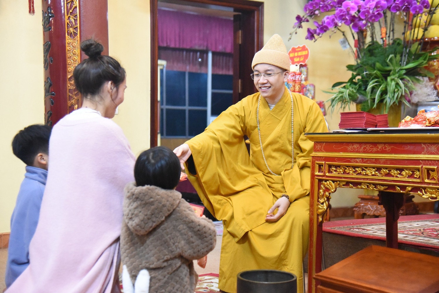 Dòng người nhộn nhịp đến chùa hái lộc đêm giao thừa -0