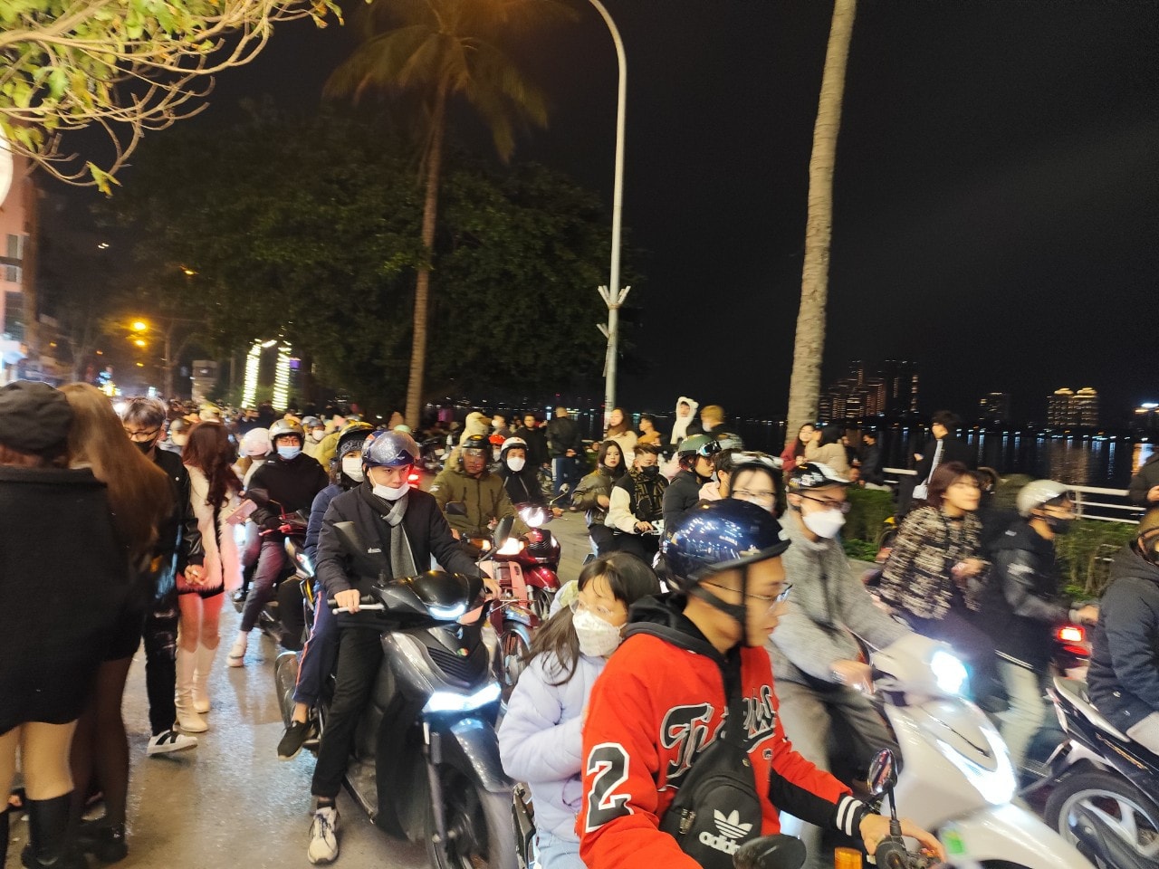 Rộn ràng pháo hoa từ nhiều tỉnh, thành phố chào đón năm mới 2024 -0