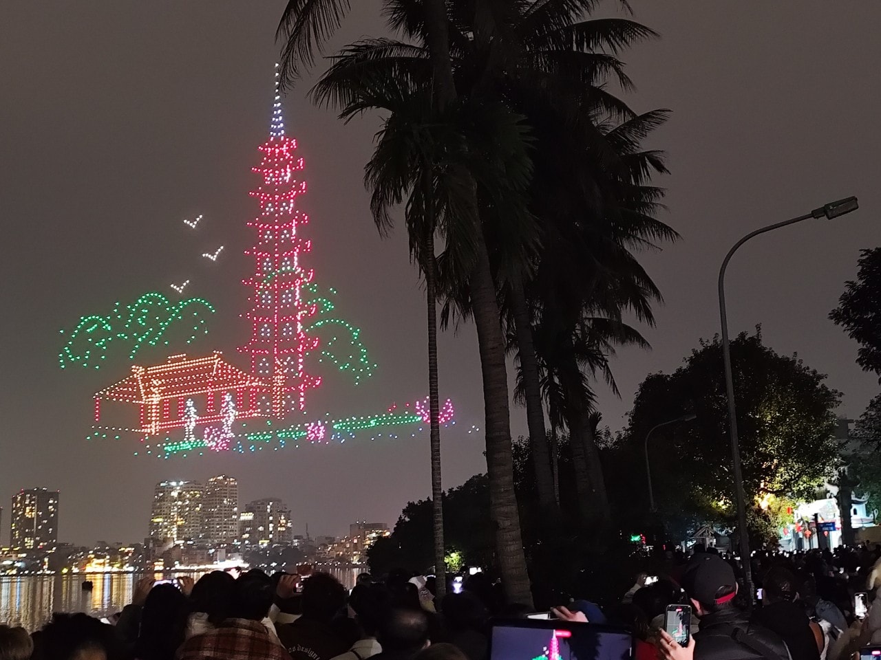 Rộn ràng pháo hoa từ nhiều tỉnh, thành phố chào đón năm mới 2024 -0