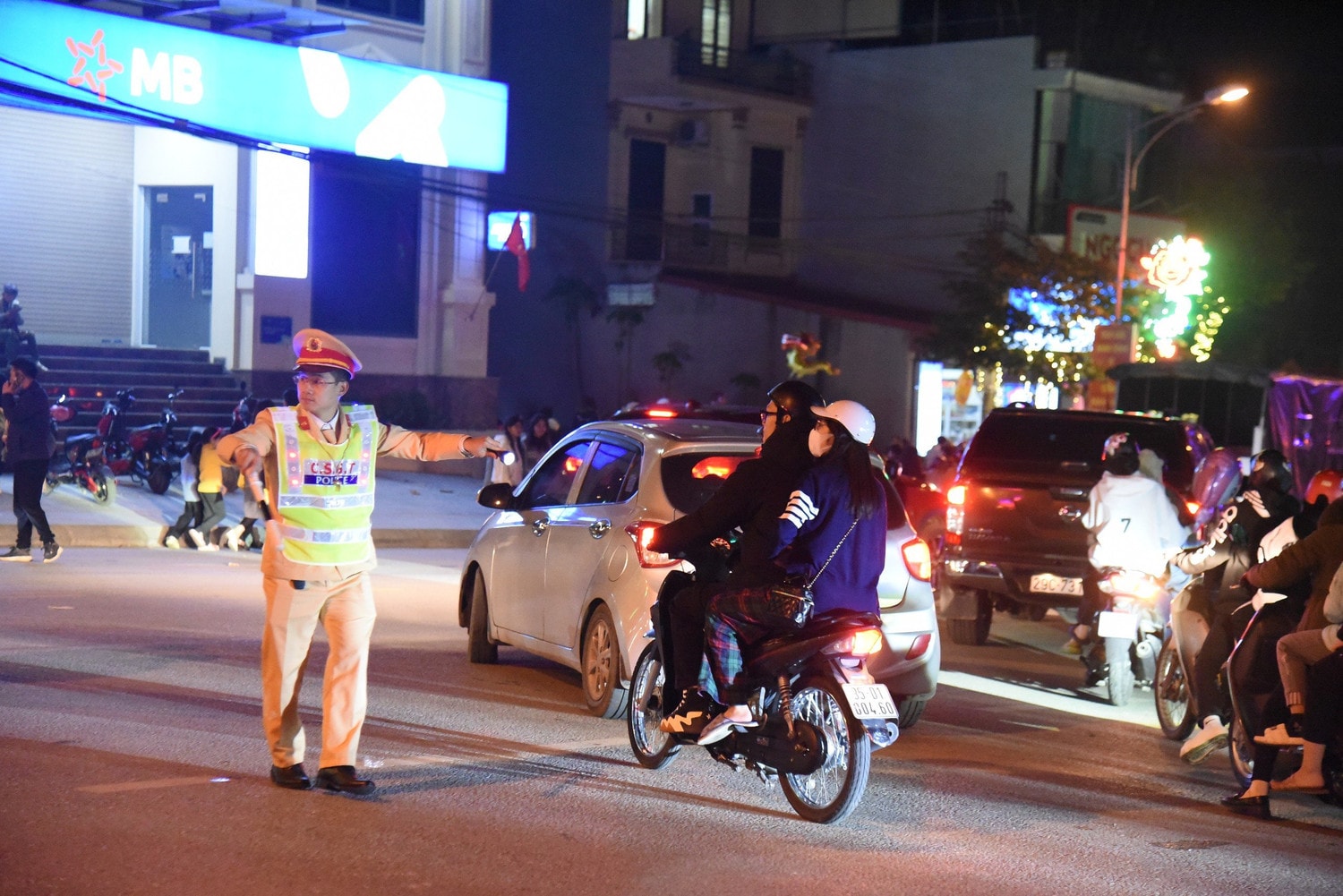 Rộn ràng pháo hoa từ nhiều tỉnh, thành phố chào đón năm mới 2024 -0