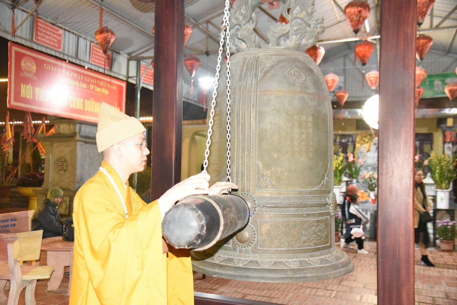 Dòng người nhộn nhịp đến chùa hái lộc đêm giao thừa -0