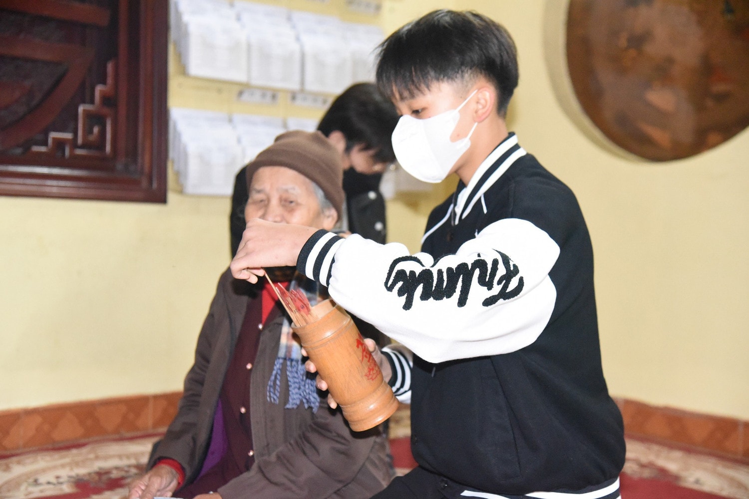 Dòng người nhộn nhịp đến chùa hái lộc đêm giao thừa -0