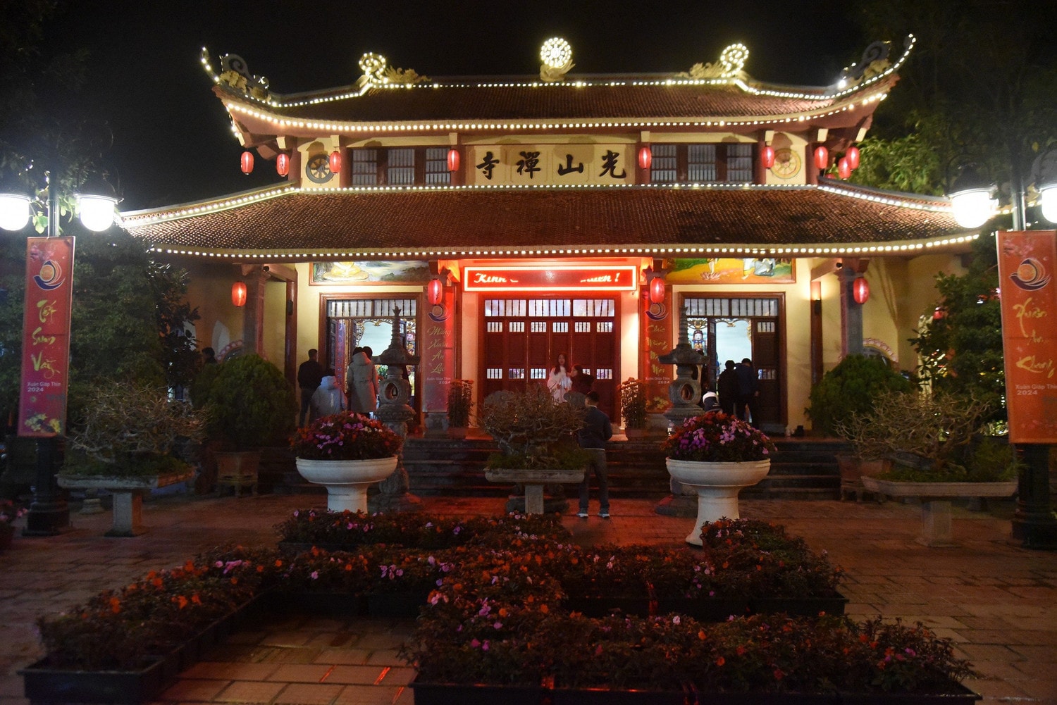 Dòng người nhộn nhịp đến chùa hái lộc đêm giao thừa -0