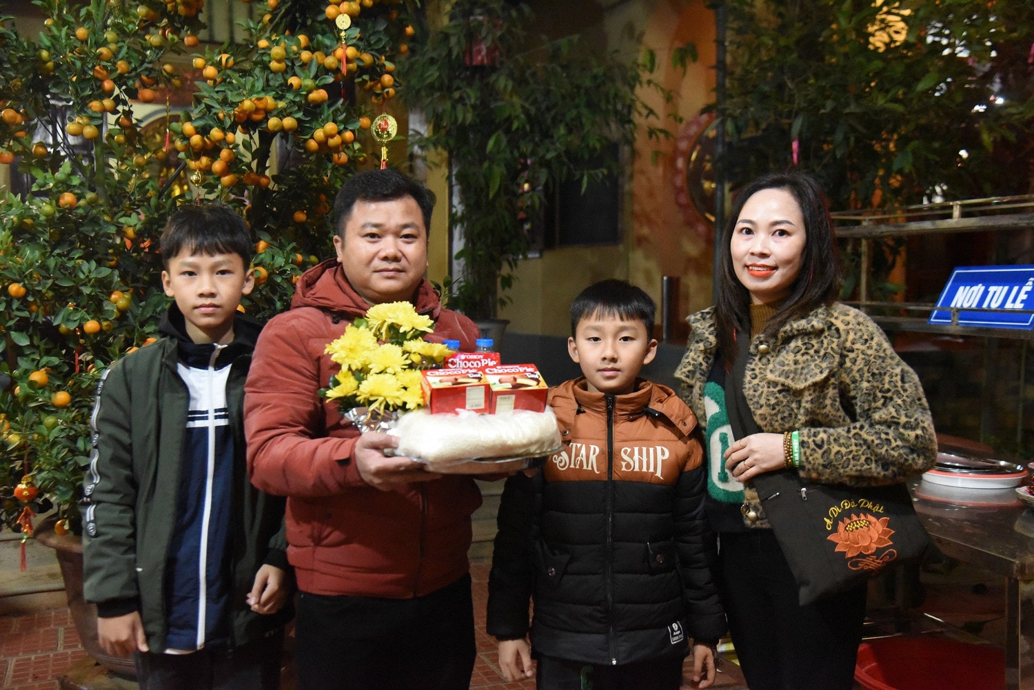 Dòng người nhộn nhịp đến chùa hái lộc đêm giao thừa -0
