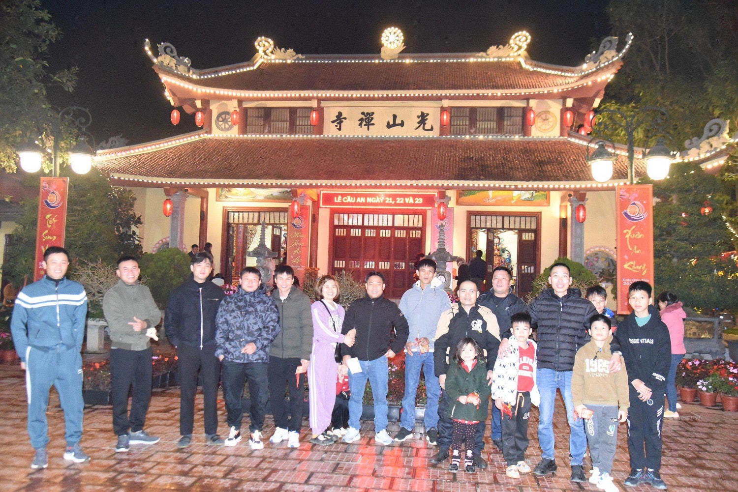 Dòng người nhộn nhịp đến chùa hái lộc đêm giao thừa -0
