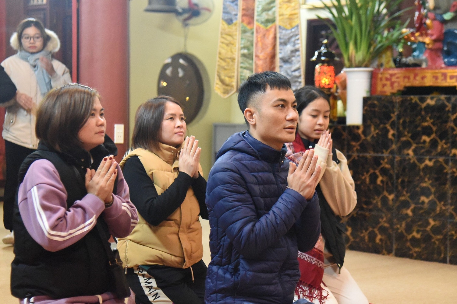 Dòng người nhộn nhịp đến chùa hái lộc đêm giao thừa -0