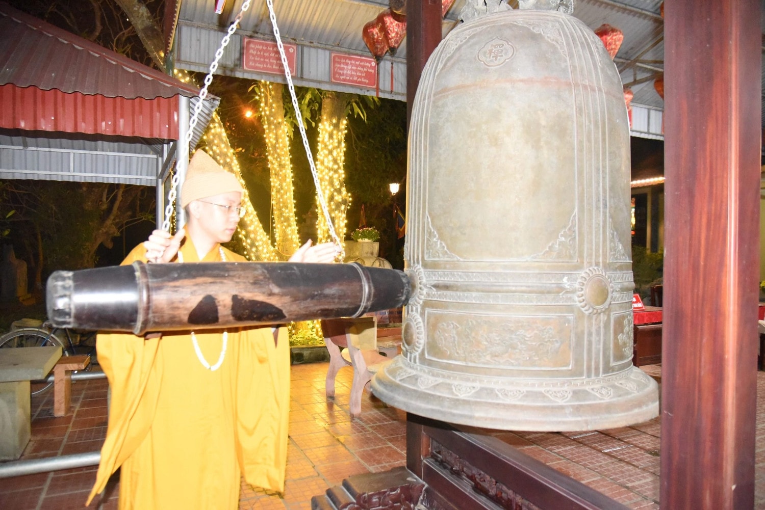 Dòng người nhộn nhịp đến chùa hái lộc đêm giao thừa -0