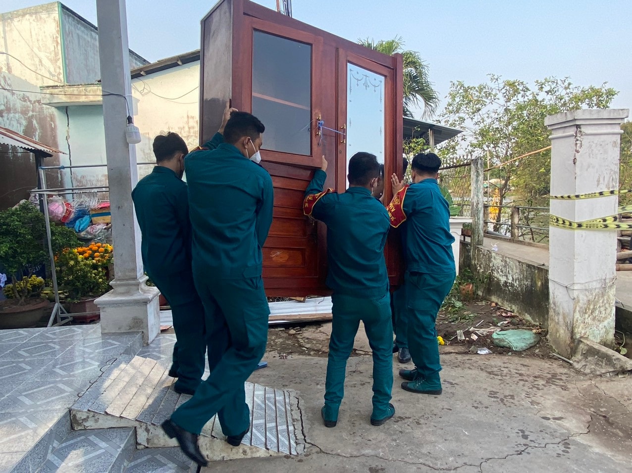 Lãnh đạo UBND TP. Cần Thơ thăm hỏi, động viên các hộ dân bị sạt lở trên địa bàn thành phố -0