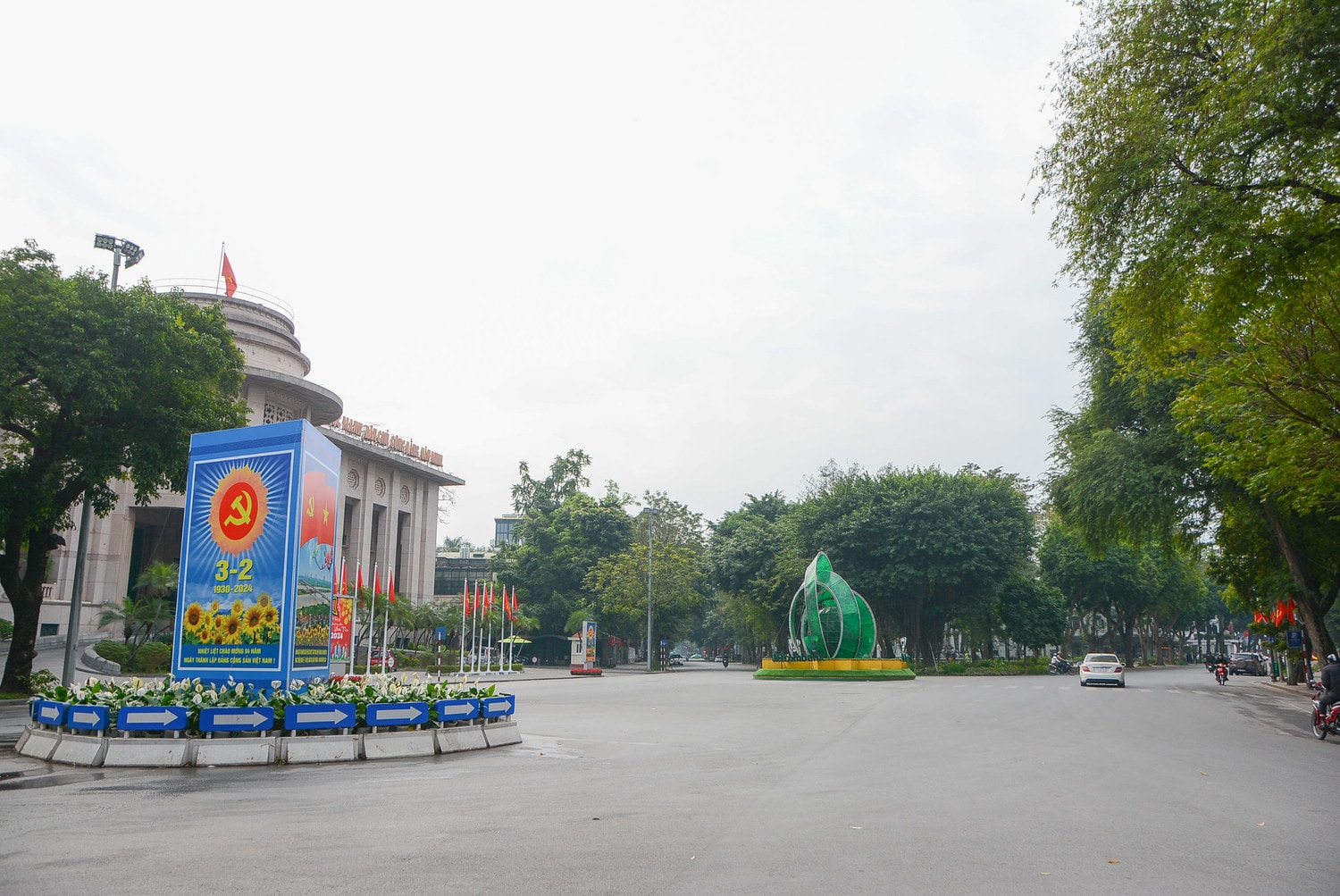 Hà Nộ Mùng 1 Tết: Phố phường rực rỡ cờ hoa mừng xuân Giáp Thìn -1