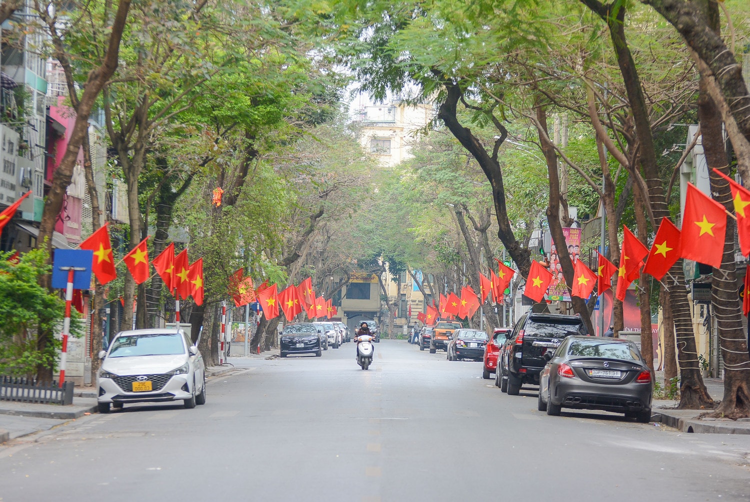 Hà Nộ Mùng 1 Tết: Phố phường rực rỡ cờ hoa mừng xuân Giáp Thìn -4