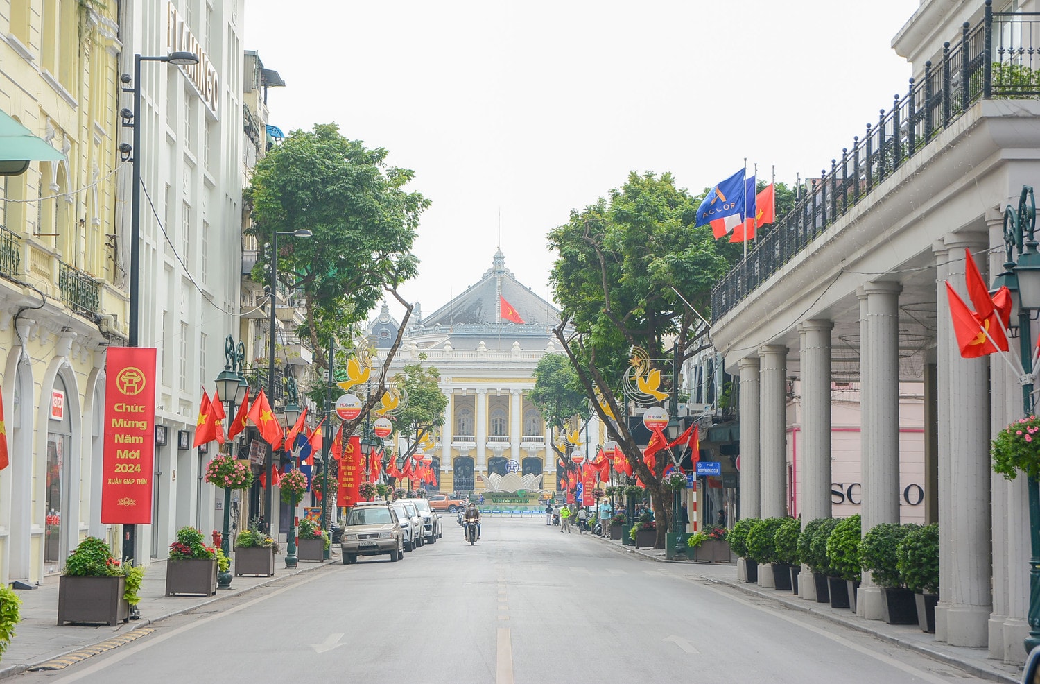 Hà Nộ Mùng 1 Tết: Phố phường rực rỡ cờ hoa mừng xuân Giáp Thìn -3