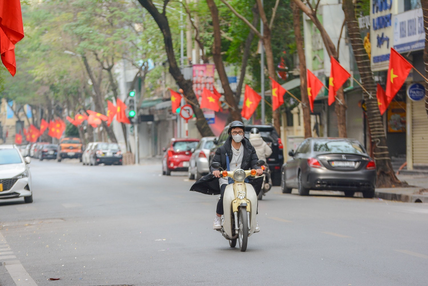 Hà Nộ Mùng 1 Tết: Phố phường rực rỡ cờ hoa mừng xuân Giáp Thìn -0