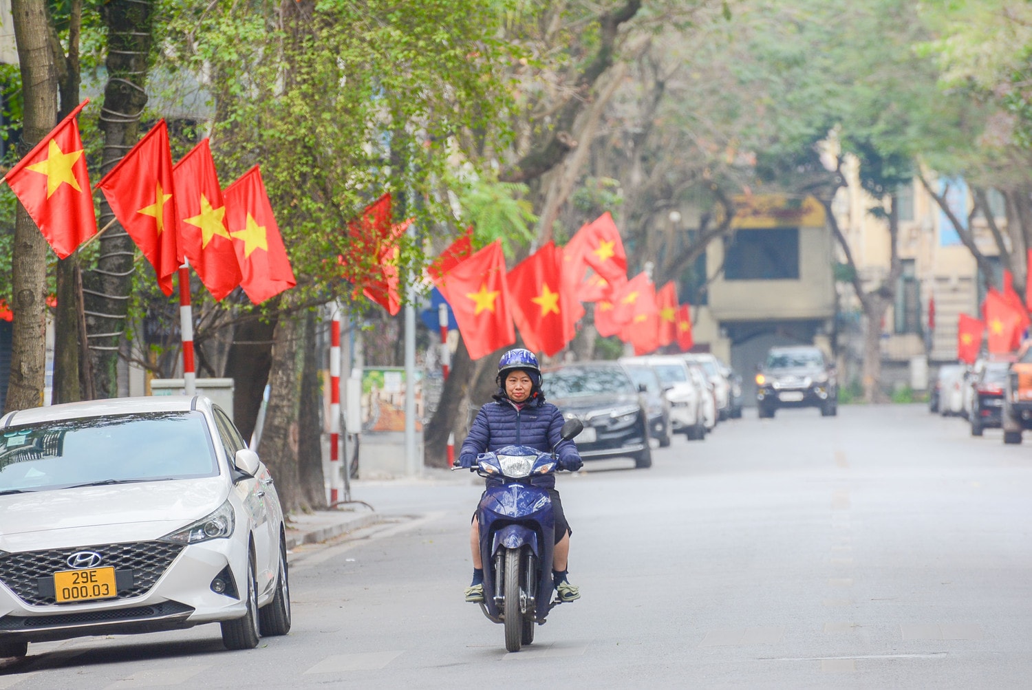 Hà Nộ Mùng 1 Tết: Phố phường rực rỡ cờ hoa mừng xuân Giáp Thìn -5