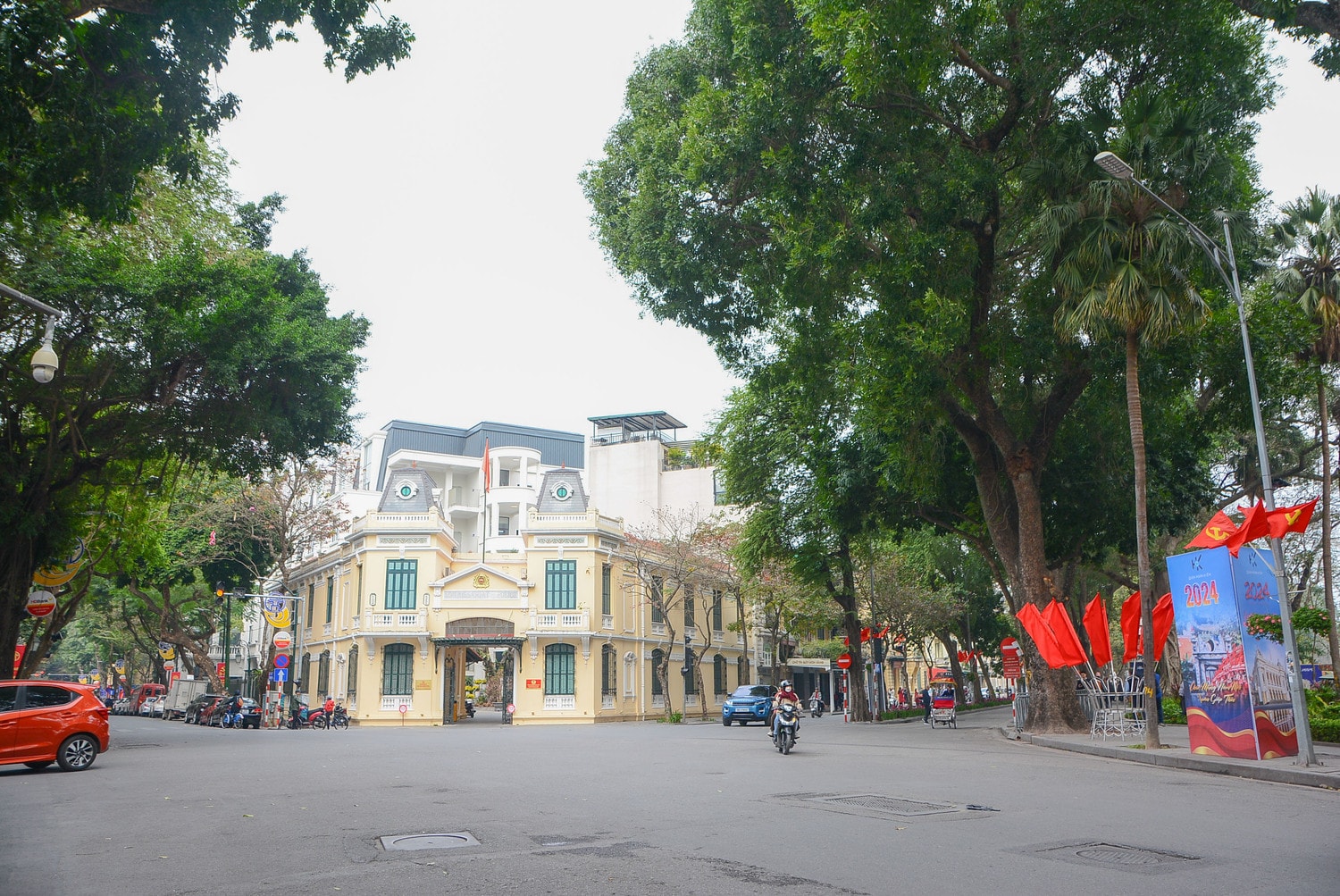 Hà Nộ Mùng 1 Tết: Phố phường rực rỡ cờ hoa mừng xuân Giáp Thìn -0