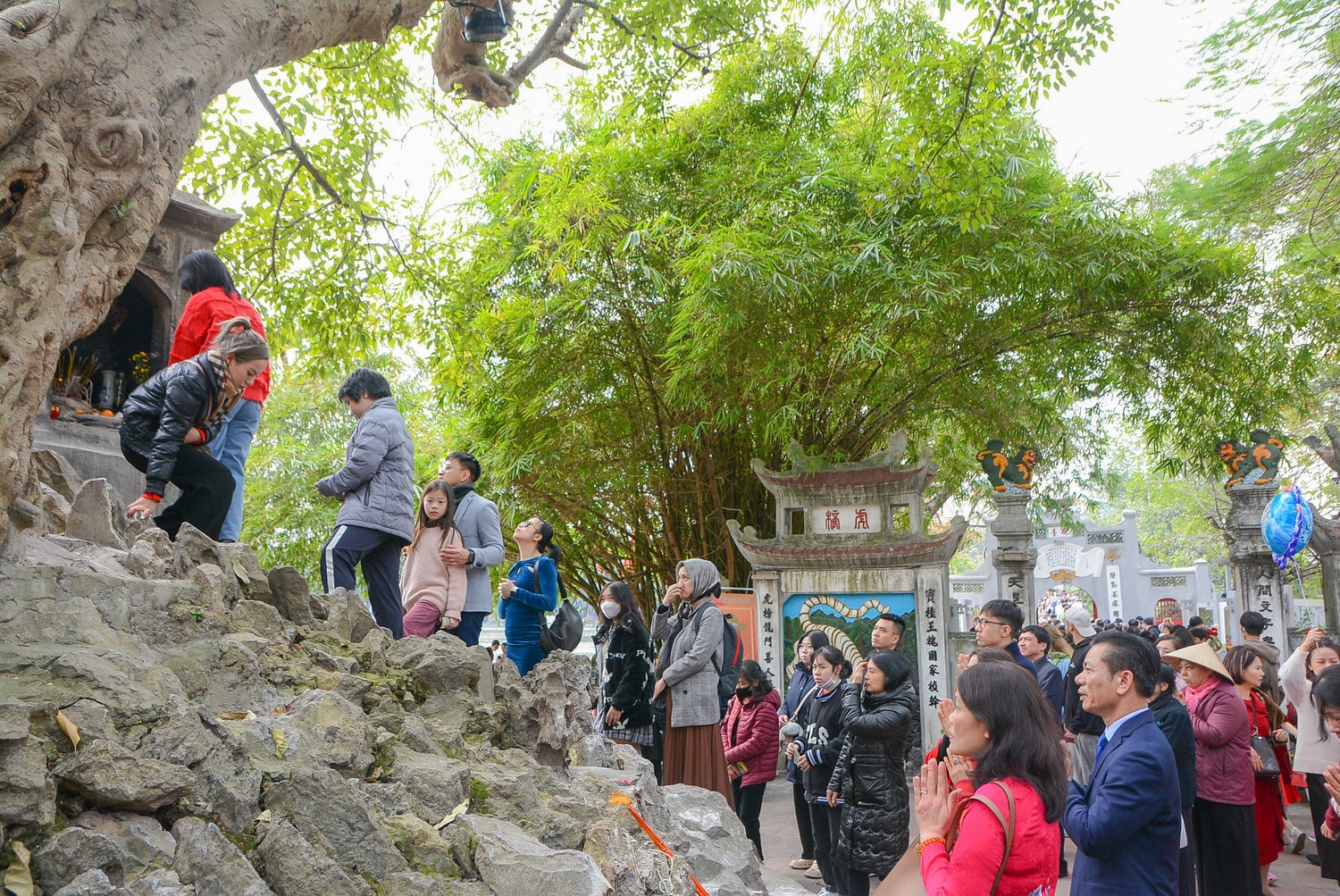 Hà Nội: Tấp nập dòng người du xuân tới đền Ngọc Sơn -0