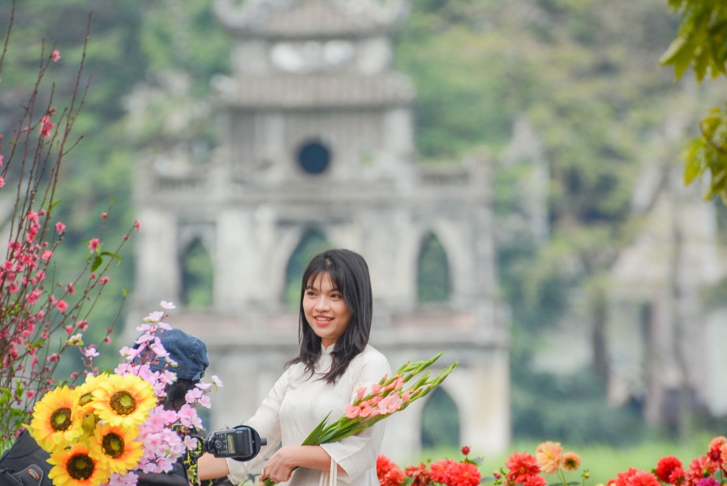 Hà Nộ Mùng 1 Tết: Phố phường rực rỡ cờ hoa mừng xuân Giáp Thìn -8
