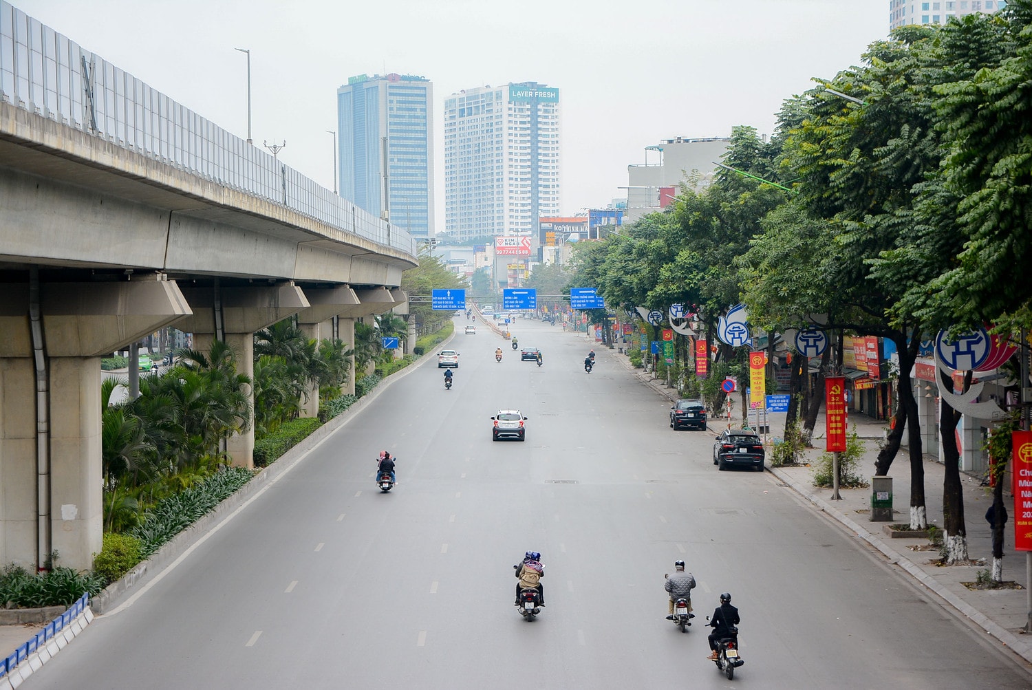 Hà Nộ Mùng 1 Tết: Phố phường rực rỡ cờ hoa mừng xuân Giáp Thìn -0