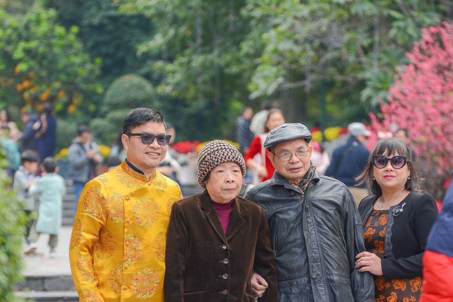 Hà Nộ Mùng 1 Tết: Phố phường rực rỡ cờ hoa mừng xuân Giáp Thìn -7