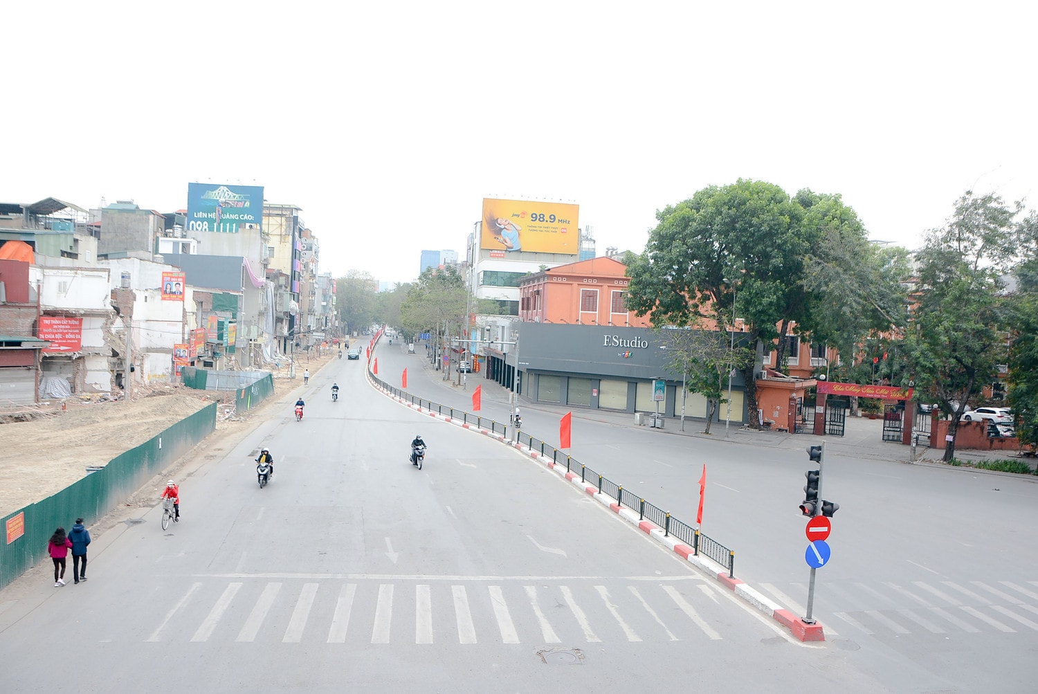 Hà Nộ Mùng 1 Tết: Phố phường rực rỡ cờ hoa mừng xuân Giáp Thìn -1