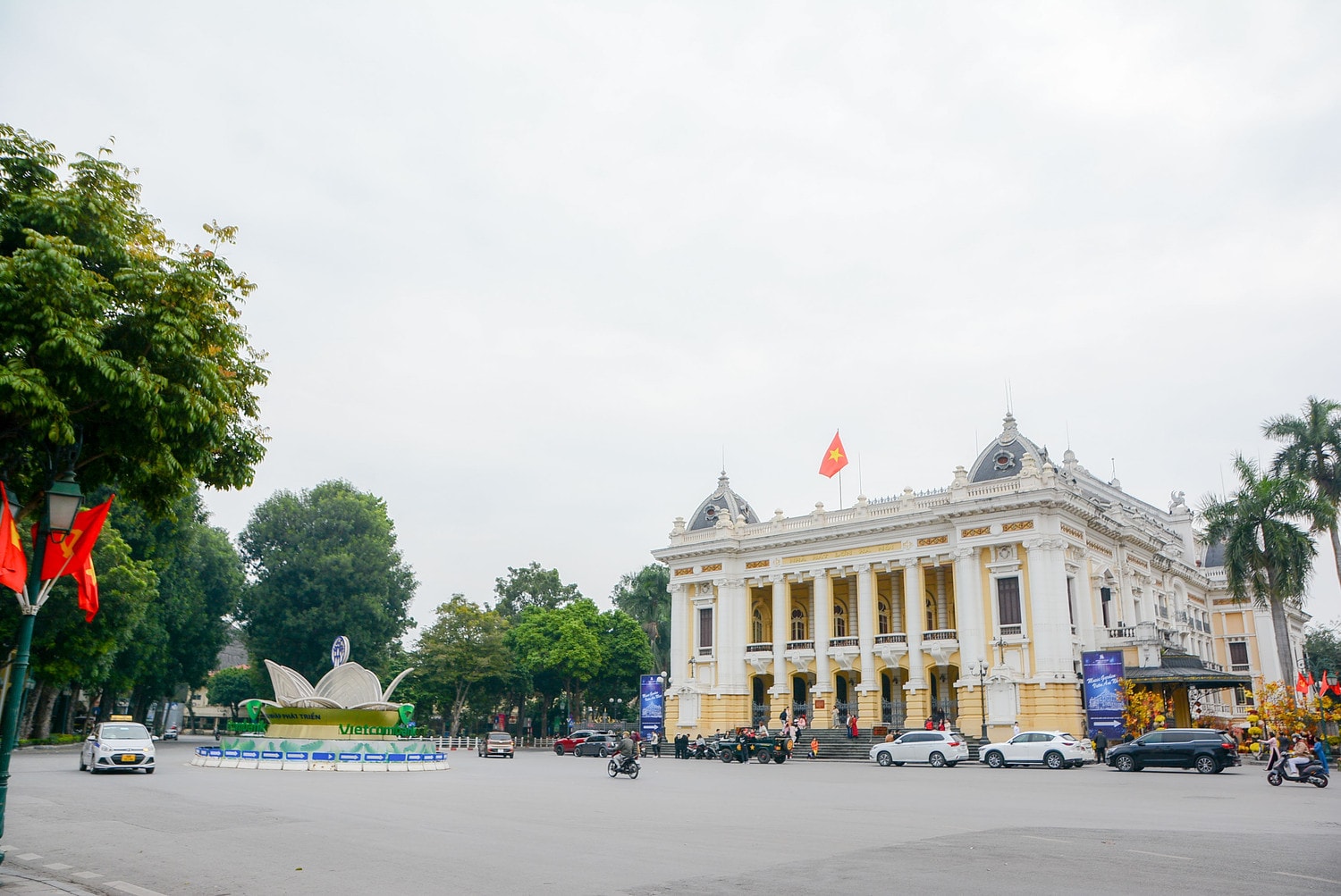Hà Nộ Mùng 1 Tết: Phố phường rực rỡ cờ hoa mừng xuân Giáp Thìn -2