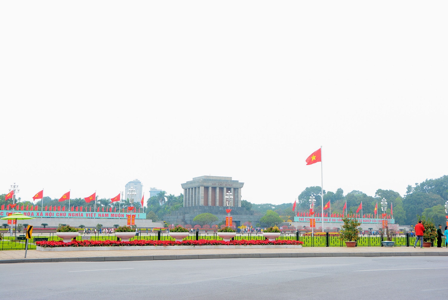 Hà Nộ Mùng 1 Tết: Phố phường rực rỡ cờ hoa mừng xuân Giáp Thìn -0