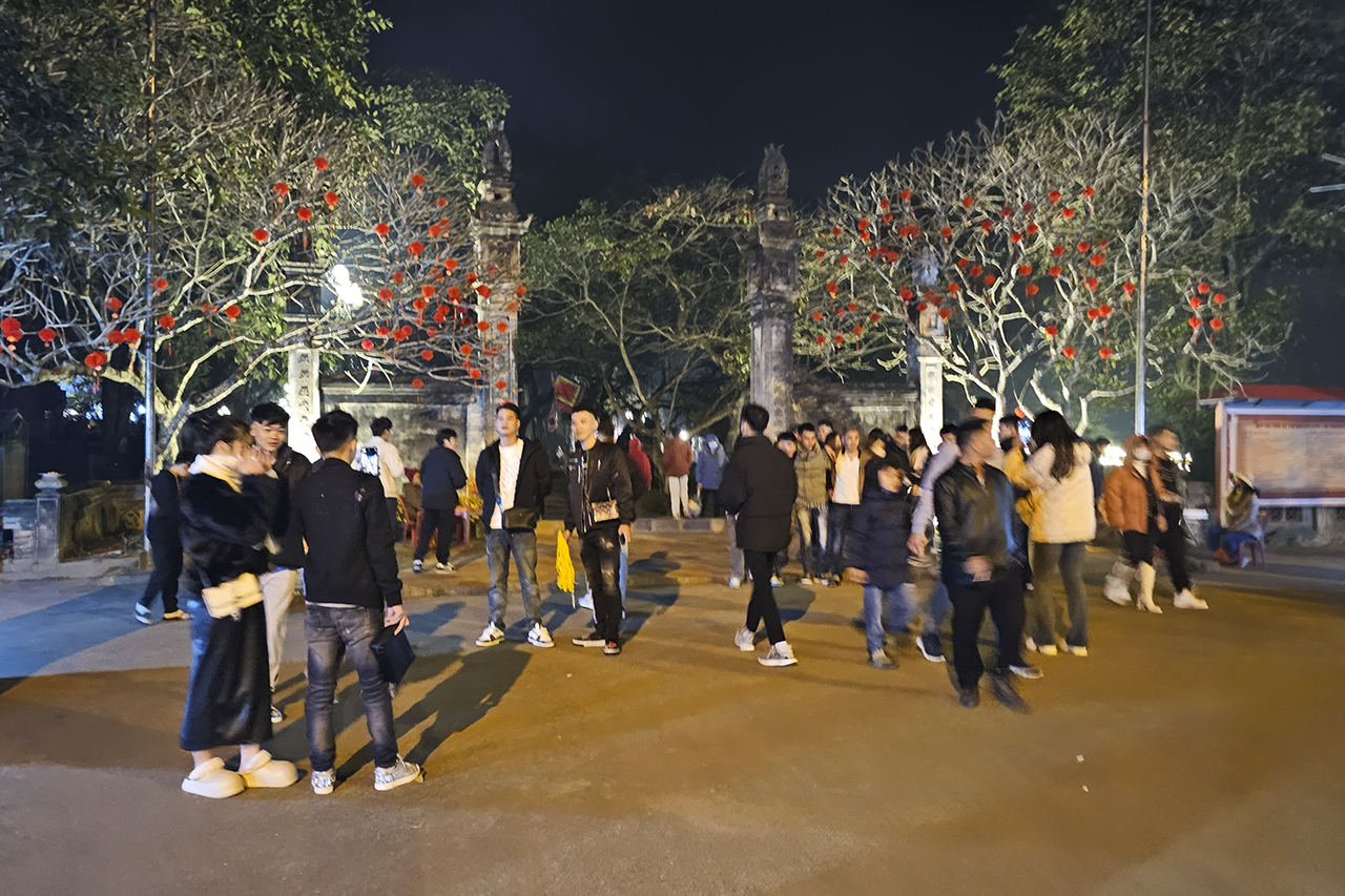 Người dân nô nức đi xin giò hoa tre cầu may tại đền thờ Thánh Gióng đêm giao thừa -0