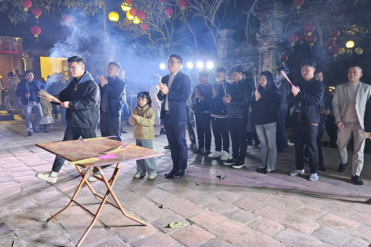 Người dân nô nức đi xin giò hoa tre cầu may tại đền thờ Thánh Gióng đêm giao thừa -0