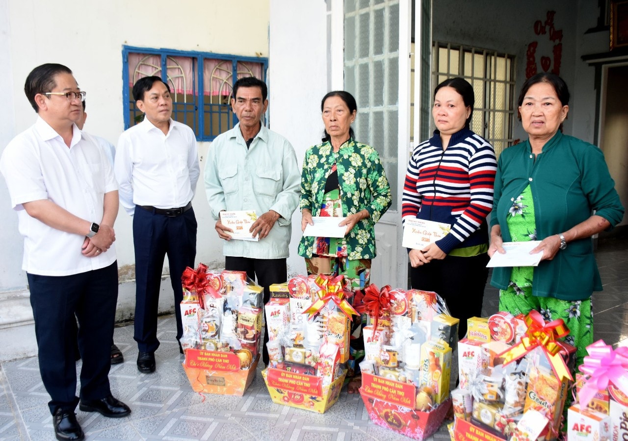 Lãnh đạo UBND TP. Cần Thơ thăm hỏi, động viên các hộ dân bị sạt lở trên địa bàn thành phố -0