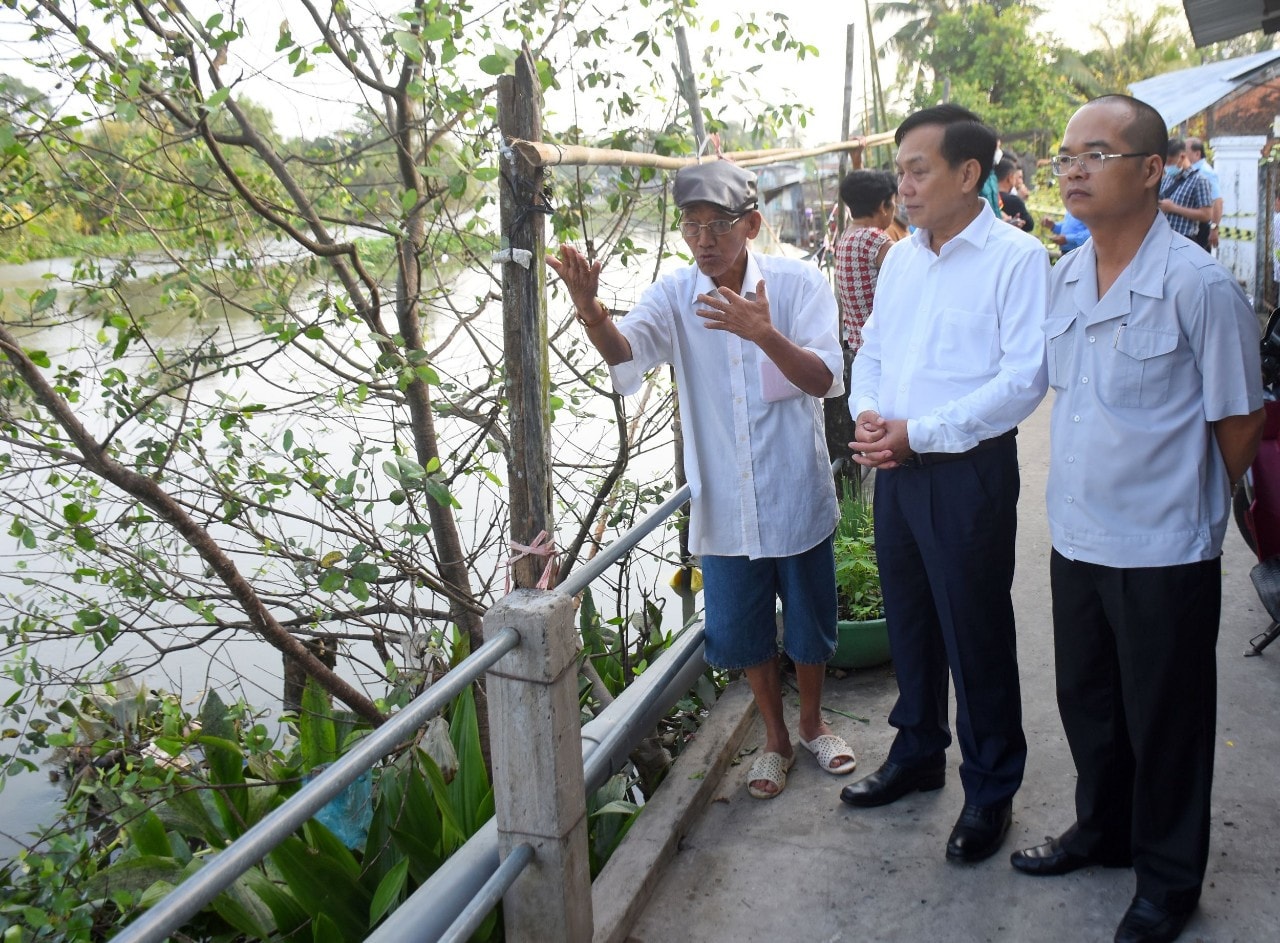 Lãnh đạo UBND TP. Cần Thơ thăm hỏi, động viên các hộ dân bị sạt lở trên địa bàn thành phố -0