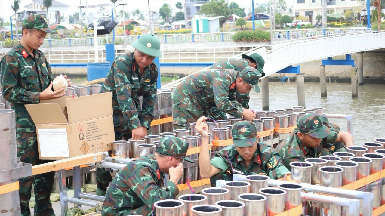 Người dân đồng bằng nô nức đón mùa xuân mới -0