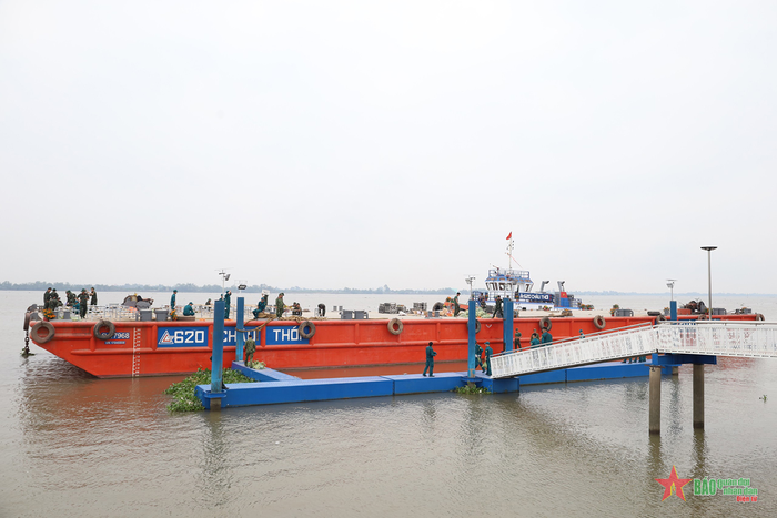 Người dân đồng bằng nô nức đón mùa xuân mới -0