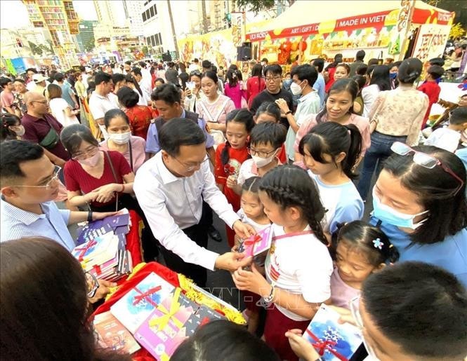 Lì xì hơn 16.000 cuốn sách trong Lễ hội Đường sách Tết -0