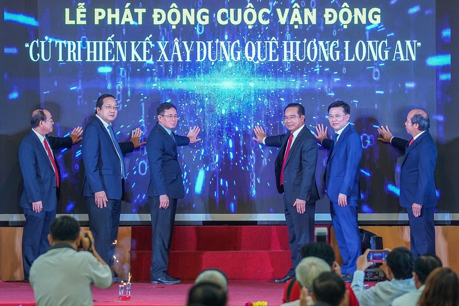 Các đồng chí lãnh đạo tỉnh thực hiện nghị thức bấm nút phát động Cuộc vận động 