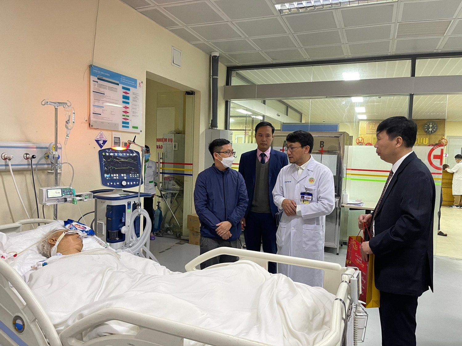 Sẻ chia với các thầy thuốc, bệnh nhân đón Tết tại Bệnh viện E -6