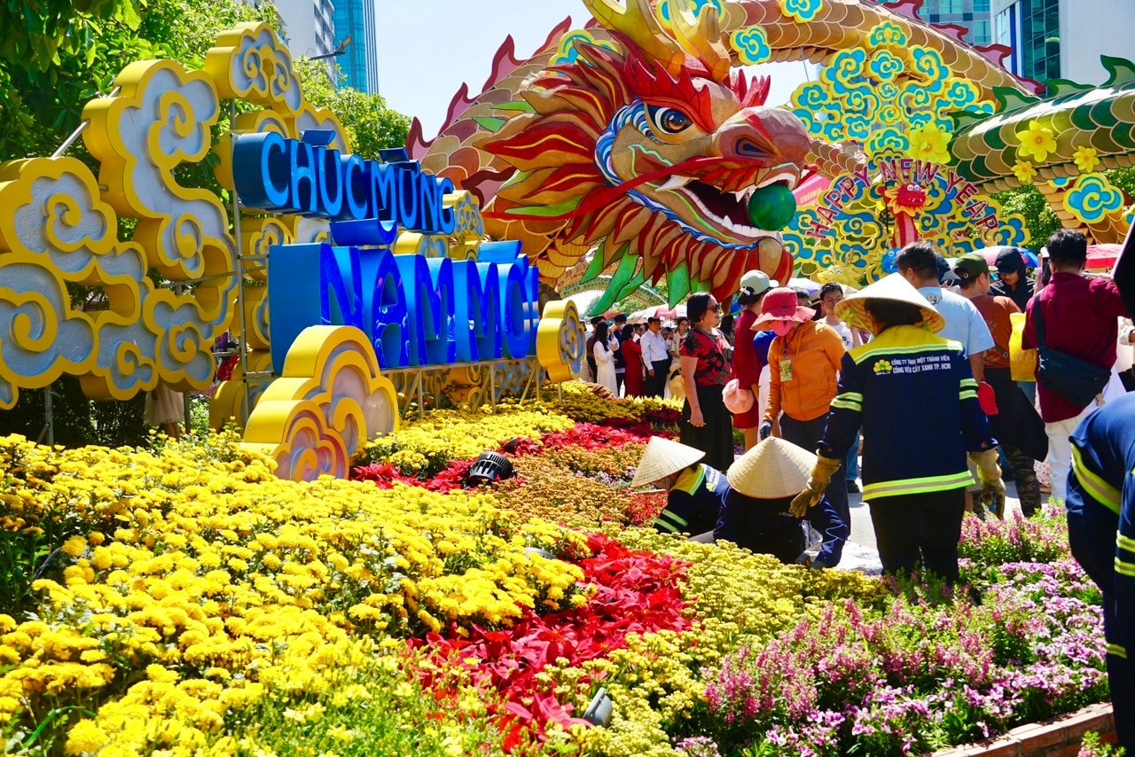 Cây, hoa tại Đường hoa Nguyễn Huệ liên tục được chăm sóc để đảm bảo chất lượng hoa luôn tươi, rực rỡ phục vụ người dân du xuân