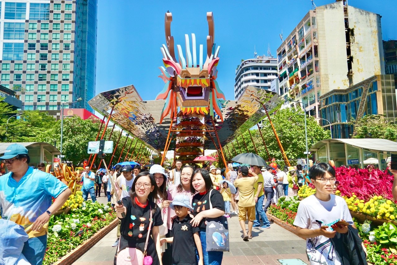 Mọi nguời tranh thủ lưu lại những hình ảnh đẹp ngày đầu năm mới